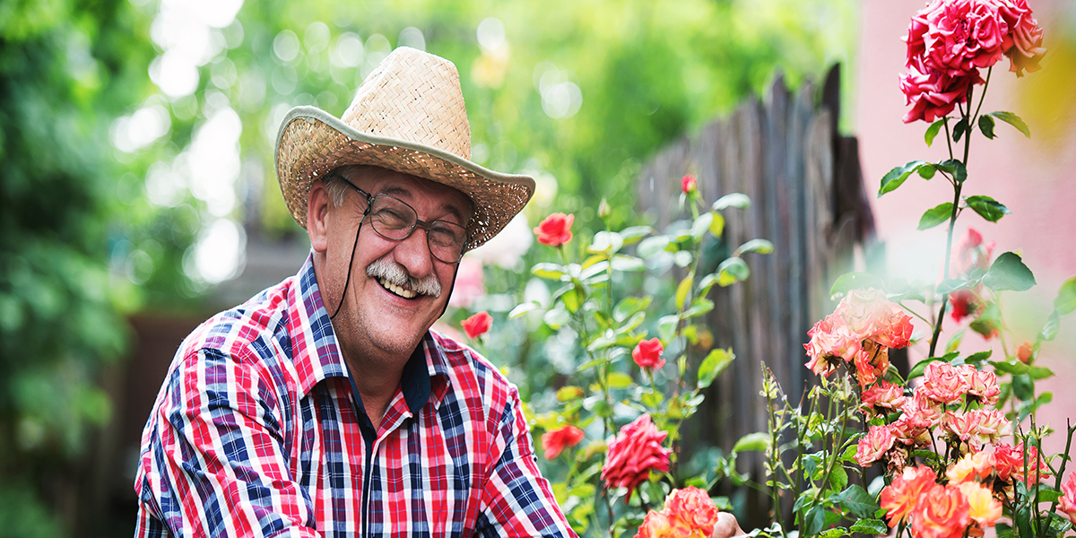 senior souriant