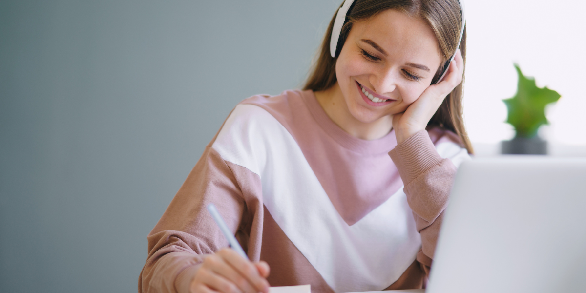 Jeune femme en train d'étudier